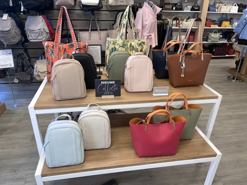 Sfeerbeeld uit de winkel van Holtkamp Tassen en Koffers