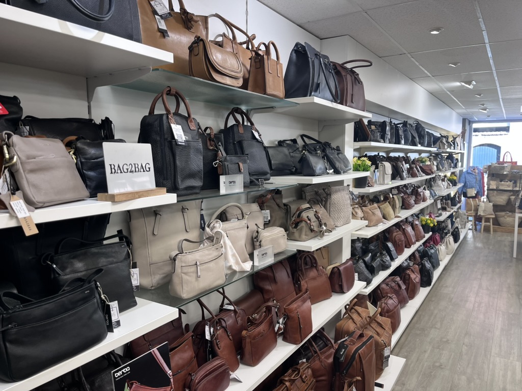 Collectie tassen en koffers in de winkel